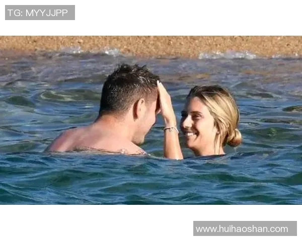 足球明星与女友海边度假甜蜜瞬间尽显浪漫气息与幸福生活